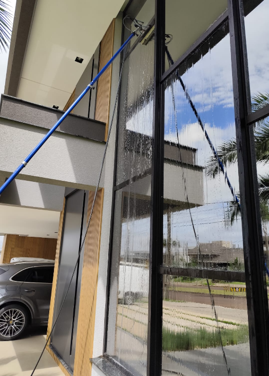 Panos de vidro em residência de alto padrão