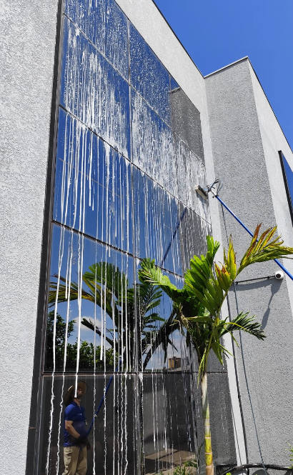 Limpeza de fachada envidraçada com pertiga