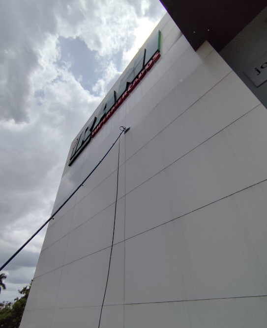 Letreiro e fachada de supermercado