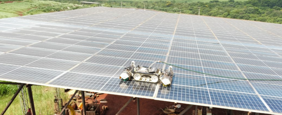 Robô em Usina Solar Comercial