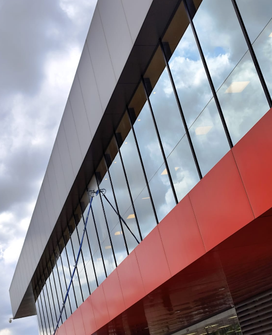 Fachada ACM vermelha e vidros